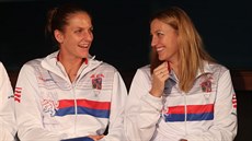České tenistky Karolína Plíšková (vlevo) a Petra Kvitová rozmlouvají při... České tenistky Karolína Plíšková (vlevo) a Petra Kvitová rozmlouvají při...