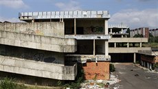 Ještě v roce 2002 se zvažovalo, že se rozestavěné torzo přemění na luxusní... Ještě v roce 2002 se zvažovalo, že se rozestavěné torzo přemění na luxusní...