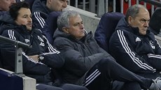 Nepříliš dobře naladěná lavička fotbalistů Manchesteru United. Uprostřed trenér... Nepříliš dobře naladěná lavička fotbalistů Manchesteru United. Uprostřed trenér...
