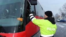 Policisté v pondělí ráno zkontrolovali přes sto řidičů autobusů na Novojičínsku. Policisté v pondělí ráno zkontrolovali přes sto řidičů autobusů na Novojičínsku.