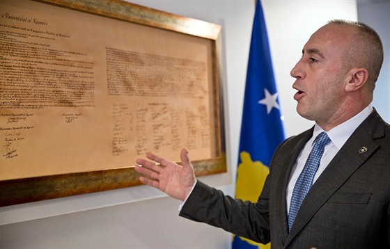 Kosovský premiér Ramush Haradinaj ukazuje ve své kancelái deklaraci...
