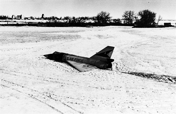 Convair F-106A Delta Dart sériového ísla 58-0787 pistál 2. února 1970 bez pilota na zasneném poli v Montan.