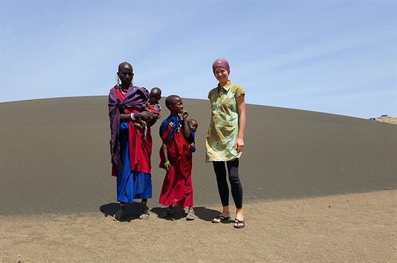 Cestovatelka Ilona Bittnerová navázala v Tanzanii adu pátelství, zde pózuje s...
