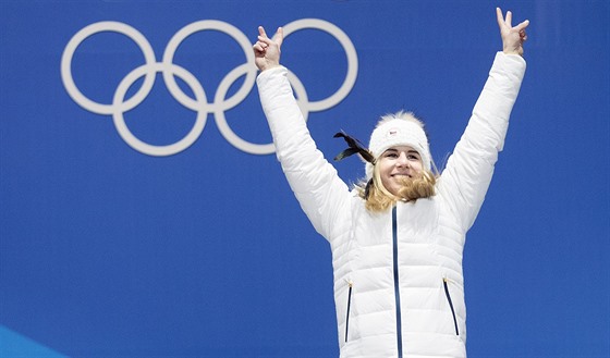 ZLATO. eská lyaka Ester Ledecká senzan zvítzila v olympijském superobím...