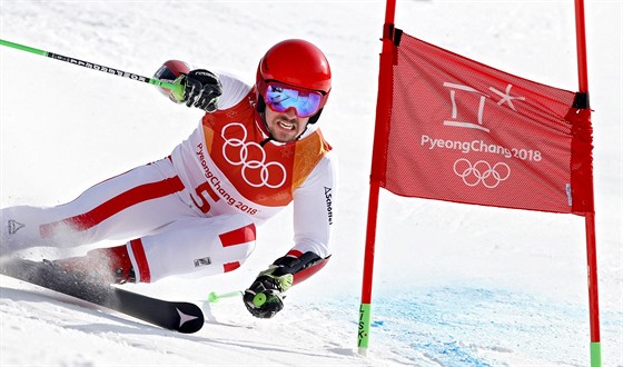 ZLATO. Rakouský lya Marcel Hirscher zvítzil v olympijském obím slalomu....