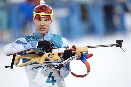 esk biatlonista Michal Krm v olympijskm zvodu s hromadnm startem na 15...