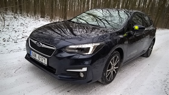 Subaru Impreza. BiLED pední svtlomety se automaticky natáí v zatáce.