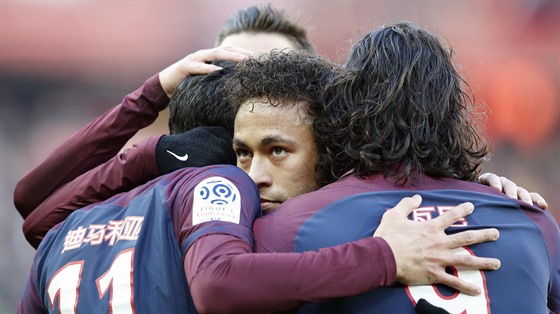 Radost fotbalist Paris St. Germain, uprosted Neymar, vpravo Cavani.