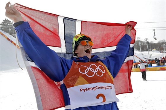 Norský lya Öystein Braaten slaví olympijský triumf ve slopestylu.