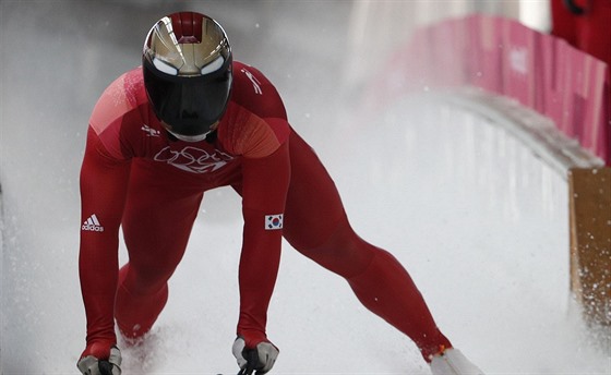 Korejský skeletonista Jun Song-pin v olympijském závod.