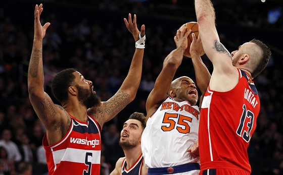 Markieff Morris, Tomá Satoranský a Marcin Gortat (zleva) z Washingtonu seveli...