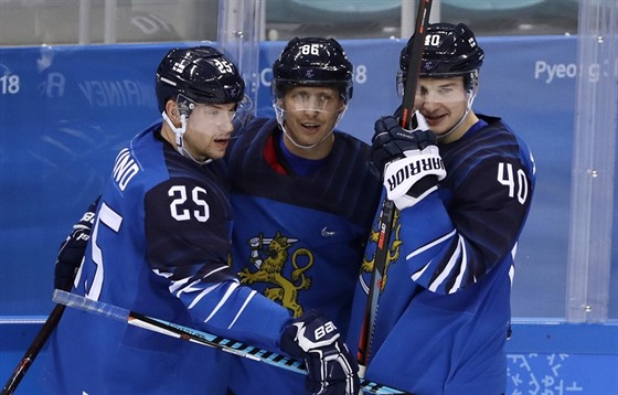 Jonas Enlund (25), Veli-Matti Savinainen (86) a Jarno Koskiranta (40) oslavují...