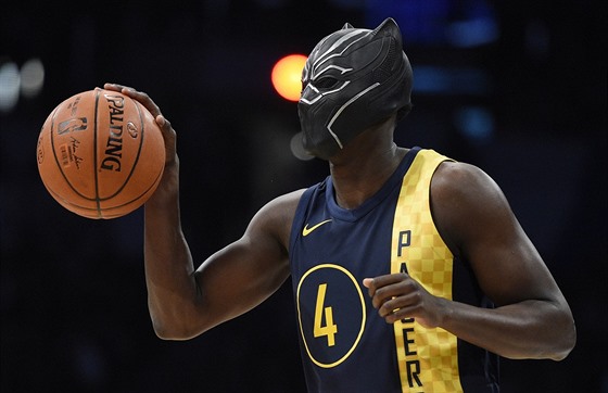 Victor Oladipo z Indiany se pi smeaské exhibici pevlékl za Black Panthera.