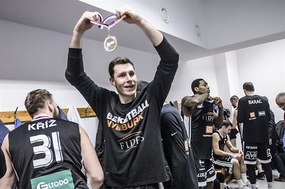 Nymburský basketbalista Petr Benda se zlatem z eského poháru