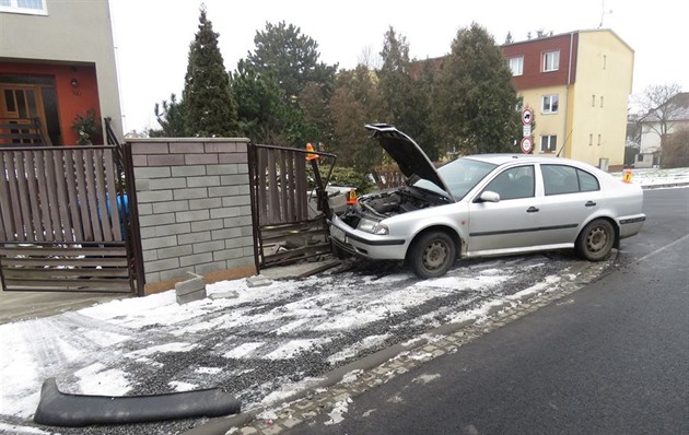 Snímek z nehody v Kostelci na Hané, kdy opilý idi zareagoval na blikající...