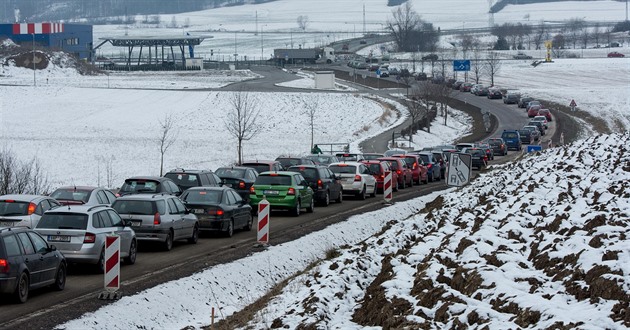 Kolony vozidel po konci smny v závodu koda Auto Kvasiny