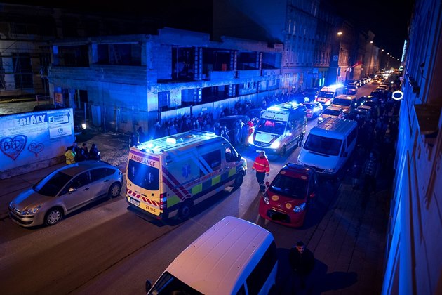 Záchranái zasahují v Bratislavské ulici v Brn poté, co zde auto srazilo enu...