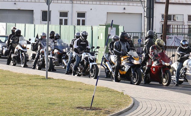 Spanilá jízda motorek na poest zavradného mladíka v Bitozevsi.