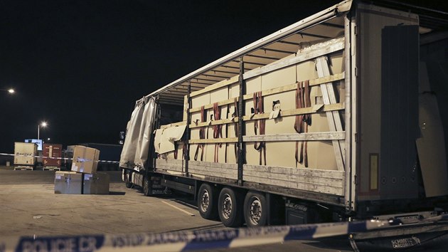 Policie ČR ve spolupráci s kolegy z Německa zadržela na dálnici D5 u Šlovic... Policie ČR ve spolupráci s kolegy z Německa zadržela na dálnici D5 u Šlovic...