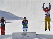 Česká reprezentantka Eva Samková (vpravo) slaví bronzovou olympijskou medaili...