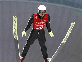 esk sdruen Miroslav Dvok pi trninkovm skoku v olympijskm stedisku...