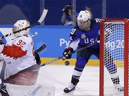 Americk hokejistka Hannah Brandtov (vpravo) skruje.