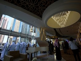 Návtvníci v recepci nejvyího hotelu svta Gevora v Dubaji