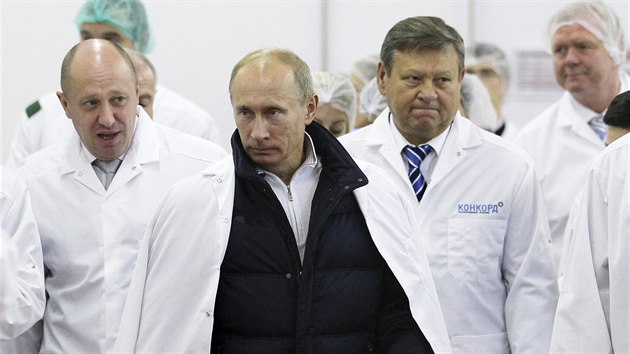 Jevgenij Prigoin provz Vladimira Putina po svm podnku, kter rusk koly zsobuje jdlem (20. z 2010)