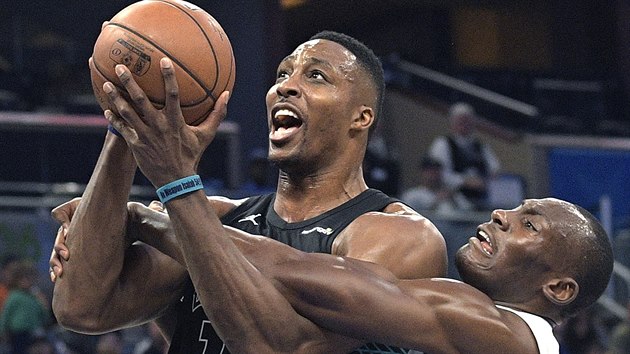 Dwight Howard z Charlotte faulovan Bismackem Biyombem z Orlanda.