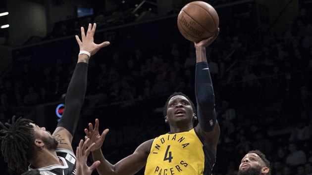 Victor Oladipo z Indiany zakonuje mezi hri Brooklynu.