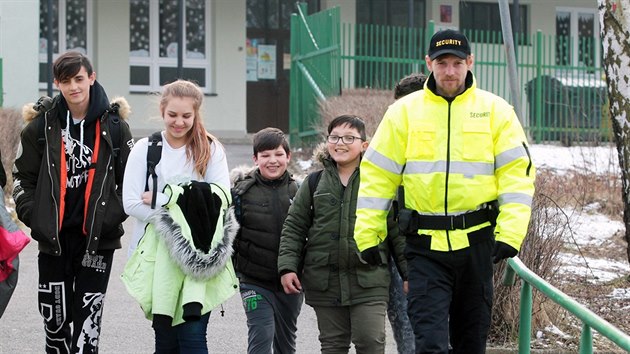 Divok prasata uprosted bukovanskho sdlit vzbudila v obci podn rozruch. Pracovnci ochranky pro jistotu doprovzej dti na cest ze koly. Pestoe myslivci v okol obce nkolik kus ern zve odstelili, nebezpe dl trv.