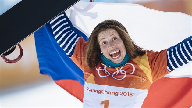 TET. Eva Samkov slav s eskou vlajkou bronzovou olympijskou medaili ze snowboardcrossu.