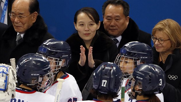 Kim Yo Jong, sestra severokorejskho vdce Kim ong-una, povzbuzuje korejsk hokejistky ped utknm se vcarkami.