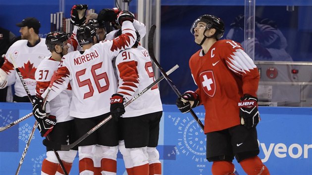 V pozad radost kanadskch hokejist, v poped pak zklamn Raphaela Diaze ze vcarska.