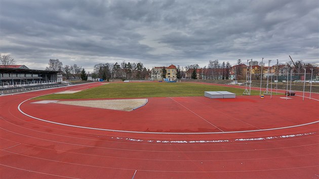 Tribuna atletickho stadionu na Sokolskm ostrov v eskch Budjovicch potebuje opravu.