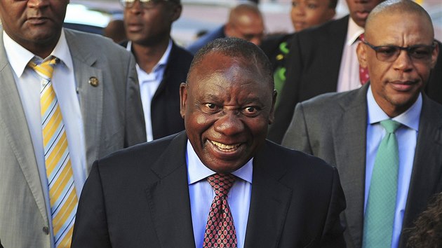 Cyril Ramaphosa byl svho asu chrnncem Nelsona Mandely, nyn smuje do prezidentskho adu Jihoafrick republiky.