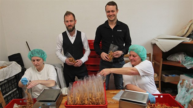 Spoluzakladatel ostravsk firmy Yes Chips Martin Mondek (vlevo) a Ondej Kocur se rozhodli udlat dru do svta chips z lutnin.