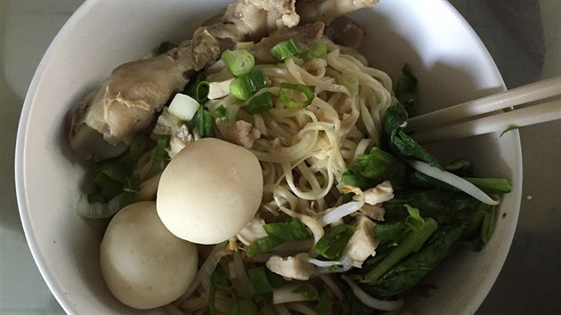 Ceker, tedy patky, s mie ayam (kuecmi nudlemi a bakso ikan (masovmi kulikami)