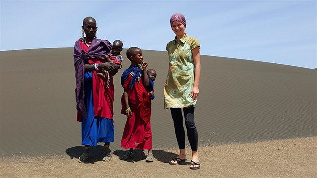 Cestovatelka Ilona Bittnerov navzala v Tanzanii adu ptelstv, zde pzuje s farmkou a jejmi temi dcerami.