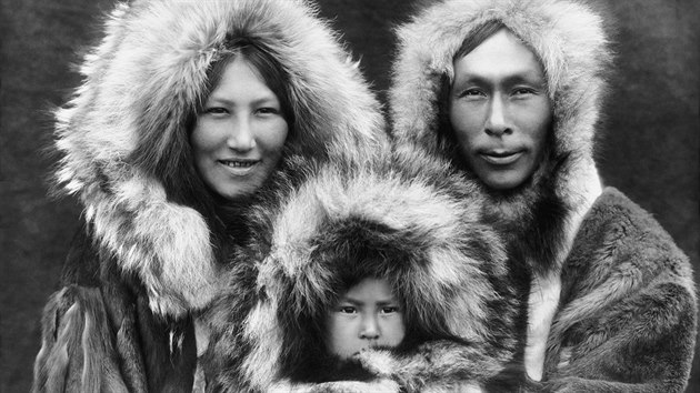 Inuit na fotografii z roku 1929. ei je znaj jako Eskymky, co ale pvodn obyvatel Grnska sly neradi, je to pro n hanliv slovo znamenajc nco jako pojdai syrovho masa.