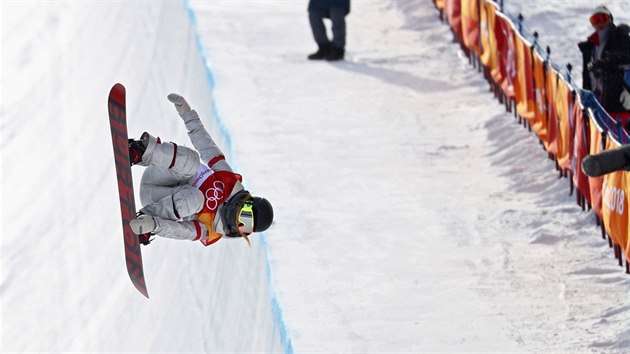 Americk snowboardistka Chloe Kimov zvtzila v olympijsk kvalifikaci v U-ramp. (12. nora 2018)