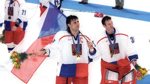 OSLAVY. Vladimr Rika a Dominik Haek krtce po medailovm ceremonilu v Naganu. (22. nora 1998)