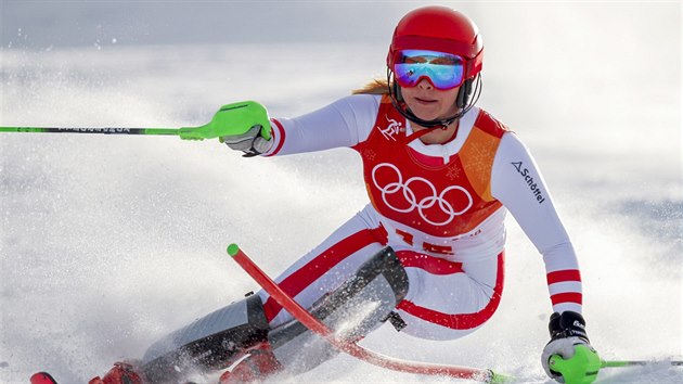 TET. Rakousk lyaka Katharina Gallhuberov vybojovala na trati olympijskho superobho slalomu bronz. (16. nora 2018)