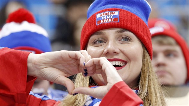 Fanynka ruskch hokejist sleduje olympijsk utkn proti Slovinsku. (16. nora 2018)