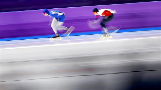 esk rychlobruslaka Martina Sblkov (vpravo) v souboji s Natali Voroninovou z Ruska v olympijskm zvod na 5000 metr. (16. nora 2018)