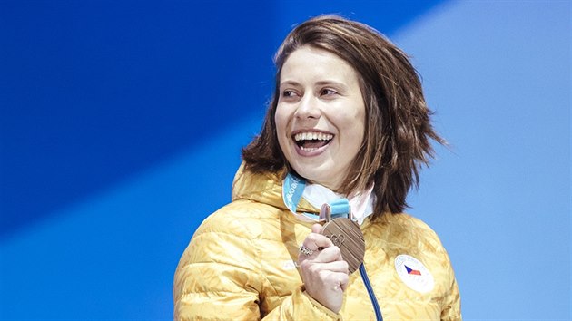 STUPN VTZ. Snowboardcrossaka Eva Samkov pi medailovm ceremonilu na zimnch olympijskch hrch v Pchjongchangu. (16. nora 2018)