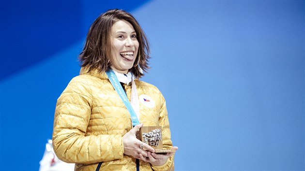 STUPN VTZ. Snowboardcrossaka Eva Samkov pi medailovm ceremonilu na zimnch olympijskch hrch v Pchjongchangu. (16. nora 2018)