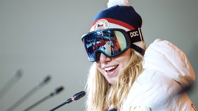 Ester Ledeck na tiskov konferenci po senzanm vtzstv v olympijskm superobm slalomu. (17. nora 2018)