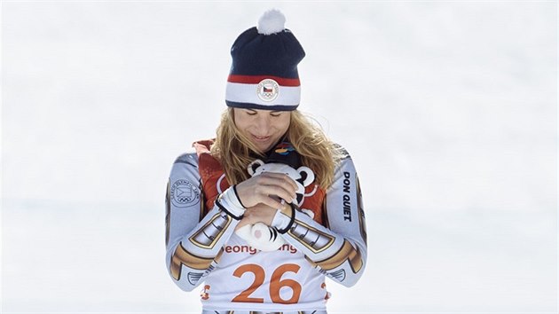 esk lyaka Ester Ledeck na zlatm stupni pro vtzku olympijskho superobho slalomu. (17. nora 2018)
