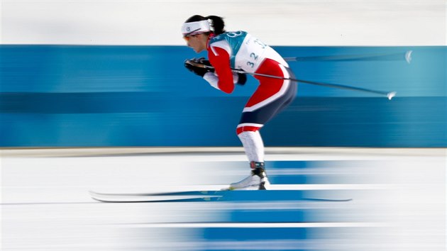 Norsk bkyn Marit Bjrgenov ve tafetovm zvodu na 4 x 5 km v olympijskm stedisku Alpensia. (17. nora 2018)